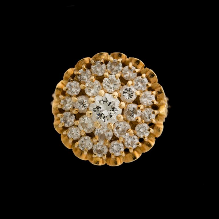 RING, 18 k guld med briljantslipade diamanter ca 2,00 ct. Vikt ca 10 g.