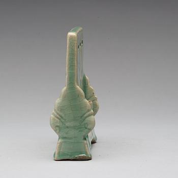 BORDSSKÄRM, keramik. Mingdynastin (1368-1644). Celadon.