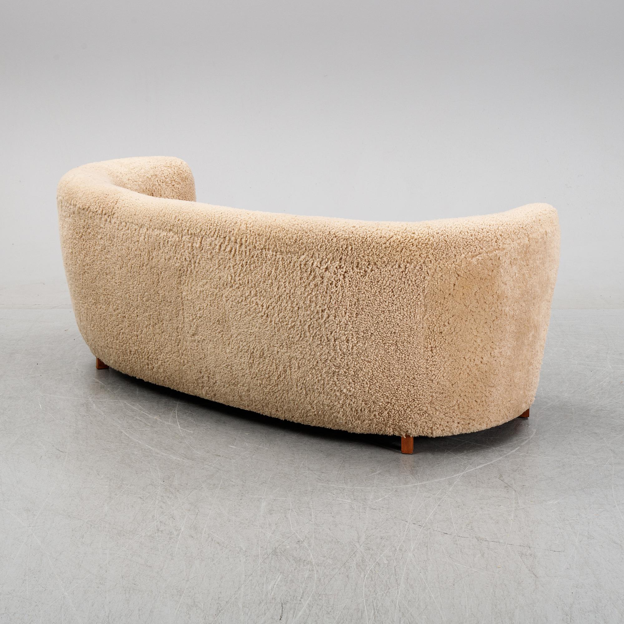 Soffa, klädd i fårskinn, Dansk formgivare, 1940-tal.