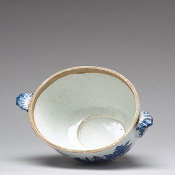 A blue and white tureen with cover, Qing dynasty, Qianlong (1736-95).