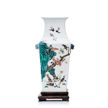 A famille rose vase, late Qing dynasty, circa 1900.