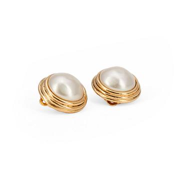 367. CHANEL, a pair of decorative pearl earclips set in gold colored metal.