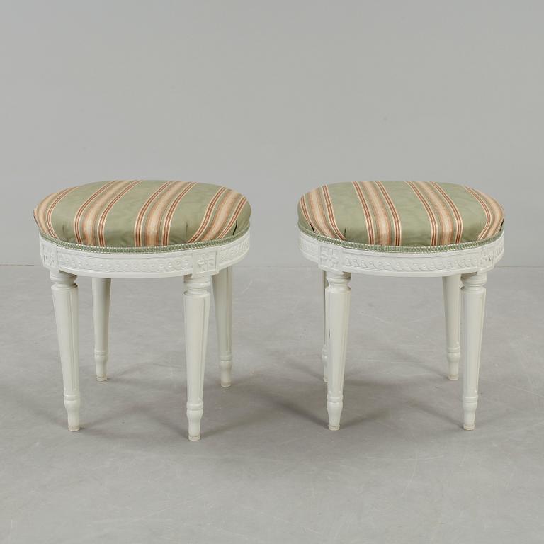 TABURETTER, ett par, gustavianska, omkring 1800.