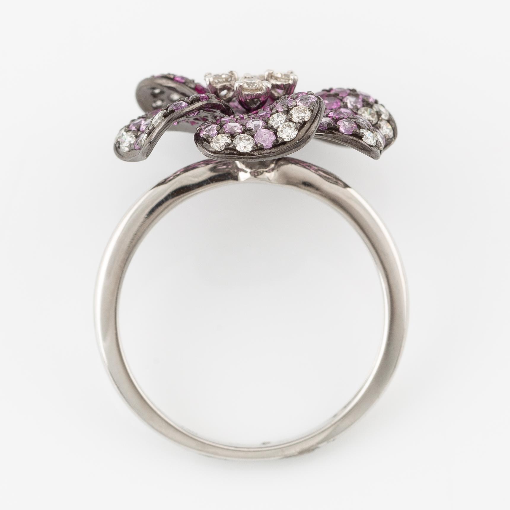 Ring i form av blomma, 18K vitguld med rosa safirer och briljantslipade diamanter.