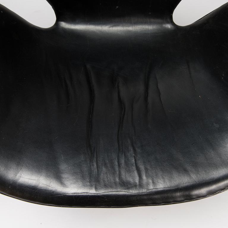 ARNE JACOBSEN, a pair of 1960s 'Swan' armchairs for Fritz Hansen.