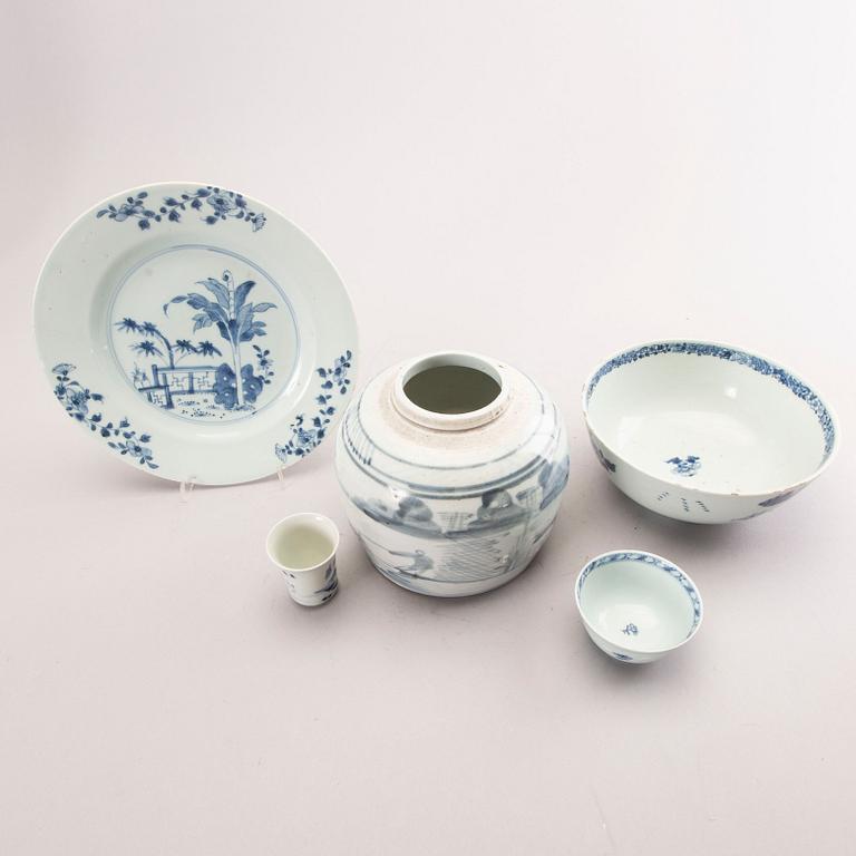 A set of five different 18th/19th century Chinese porcelain plat and bowls.