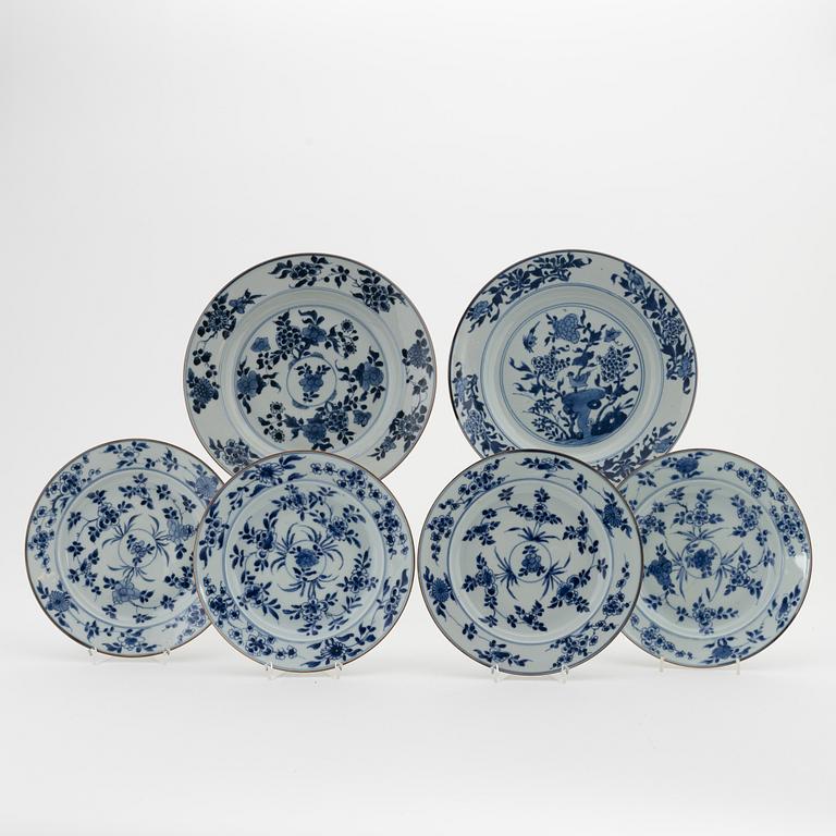 A group of two blue and white dishes and four plates, Qing dynasty, 18th century.