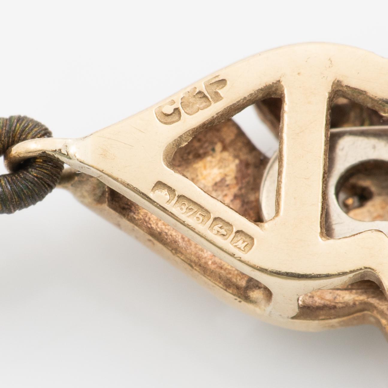 Necklace, with graduated cultured pearls, clasp in 9K gold with English hallmarks from Birmingham, set with a ruby.
