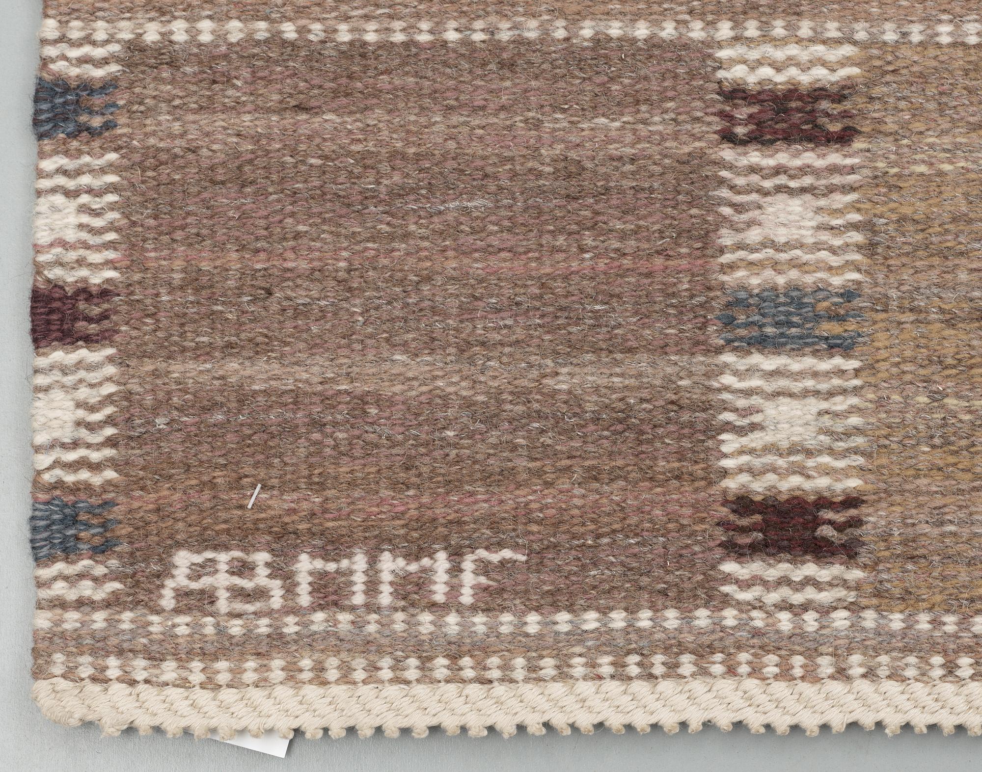 CARPET. "Falurutan grå". Rölakan. 267 x 185 cm. Signed AB MMF BN (AB Märta Måås-Fjetterström, Barbro Nilsson).
