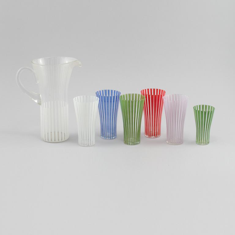 KANNA samt GLAS, 5 + 1 st, "Strikt", Bengt Orup, Johansfors Glasbruk, modellen formgiven 1953.