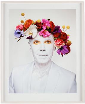 Martin Schoeller, "Jeff Koons with Floral Headpiece, New York", 2013.