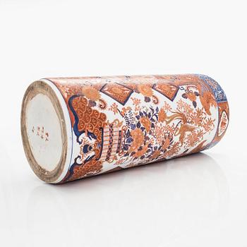 Paraplyställ, porslin, Japan, 1900-talets första hälft.