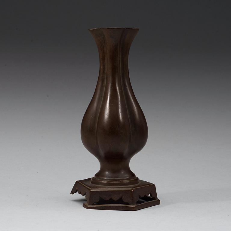 A bronse vase, Ming dynasty or early Qing dynasty.