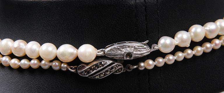 PÄRLCOLLIER, 2 st, japanska odlade pärlor, 1900-talets andra hälft.