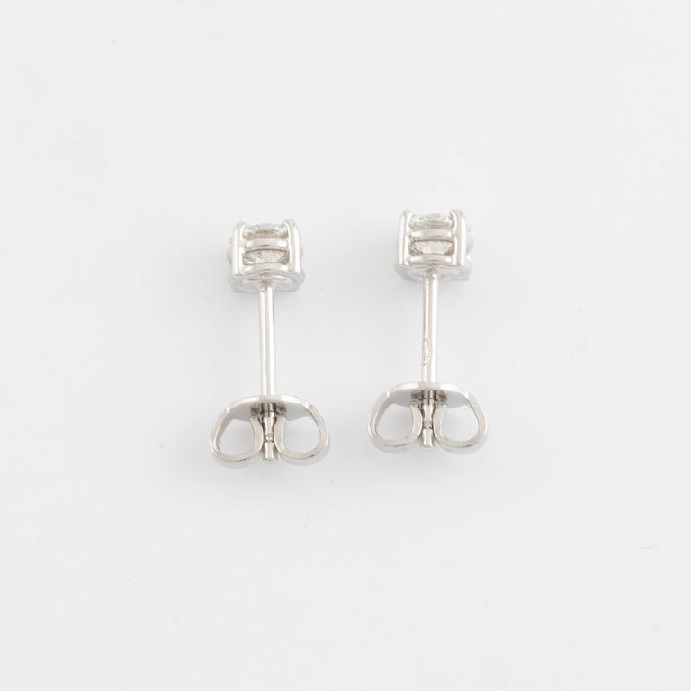 Brilliant cut diamond earrings, with GIA dossier.