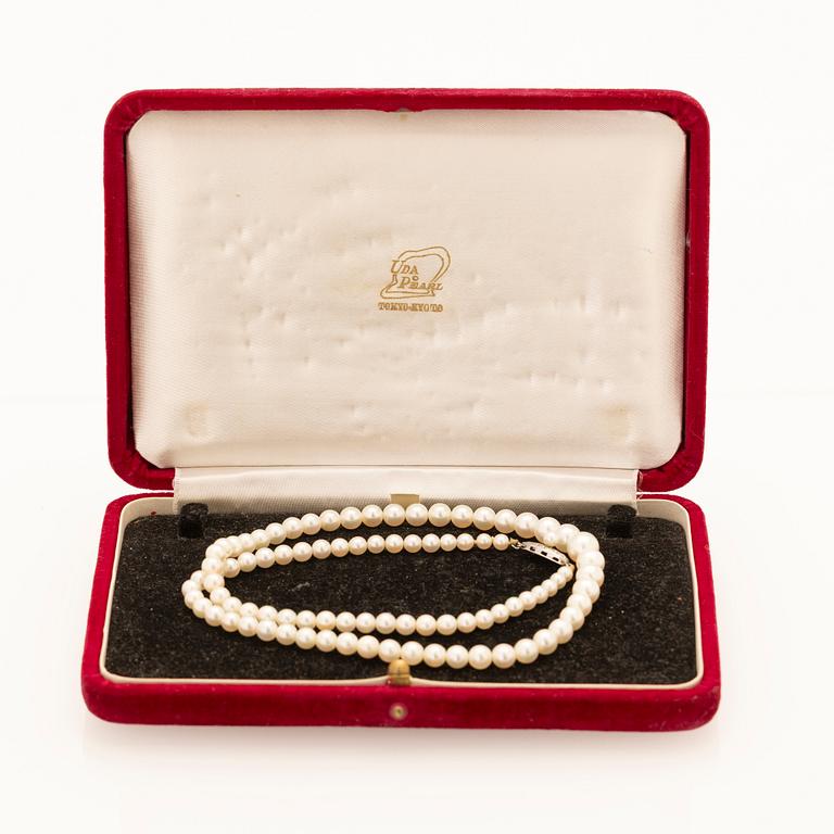 Necklace of graduated cultured pearls with a silver clasp.