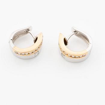 Örhängen, ett par 18K guld och vitguld med briljantslipade diamanter.