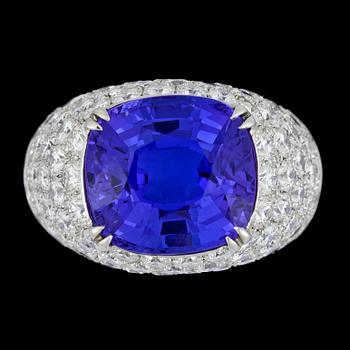 1104. RING, tanzanit, 10.61 ct med briljantslipade diamanter, tot. 3.96 ct.