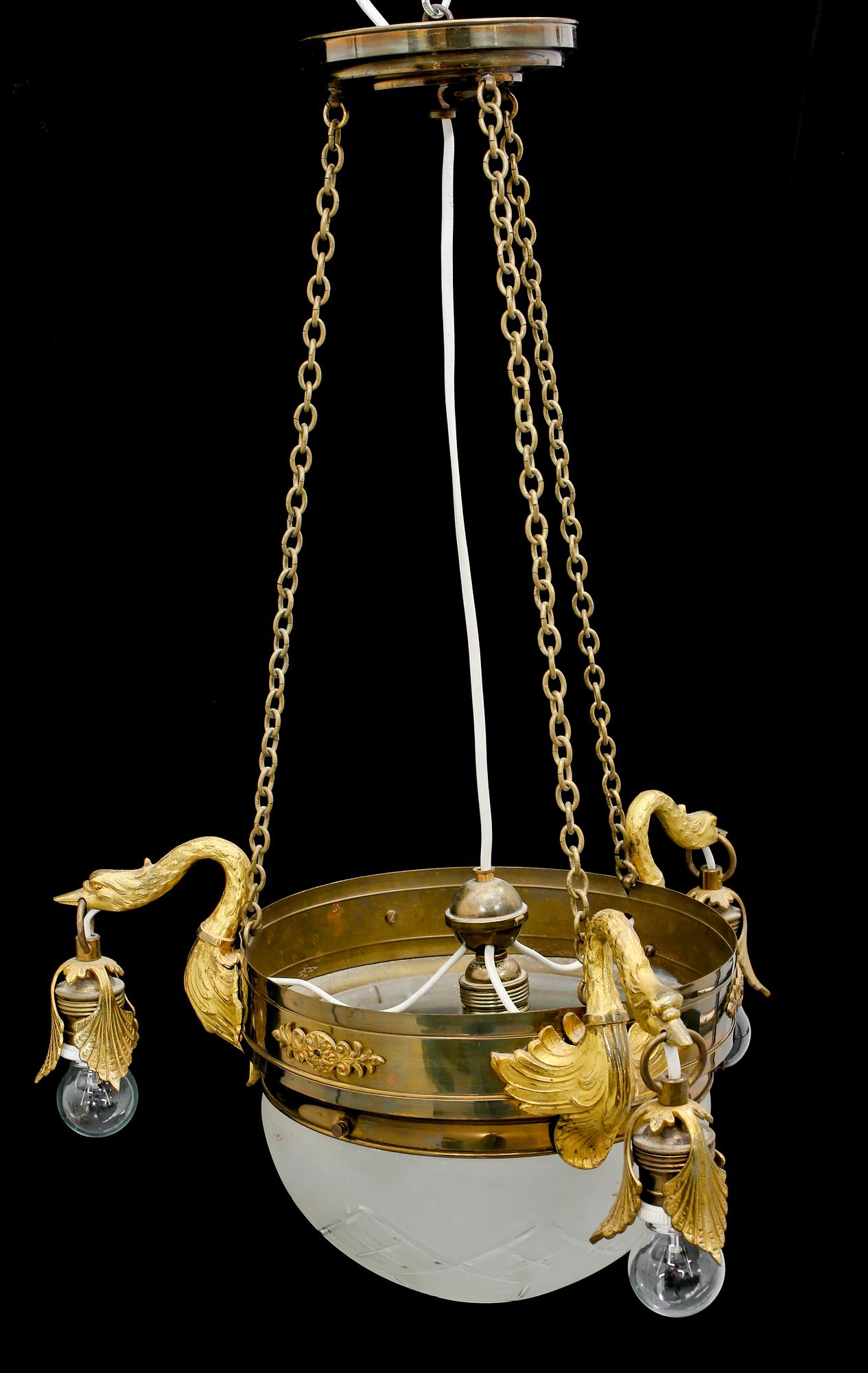 TAKLAMPA, empirestil, 1900-talets början. Höjd ca 67 cm.