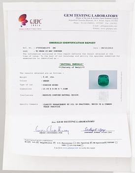 An 18K white gold ring with diamonds ca. 0.44 ct in total and an emerald ca. 5.46 ct in total. Import marked ITD, Espoo.
