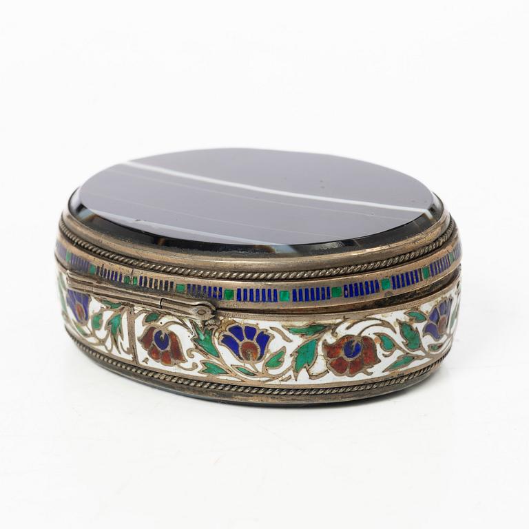 A cloisonné and agate box, first half of the 20th century.