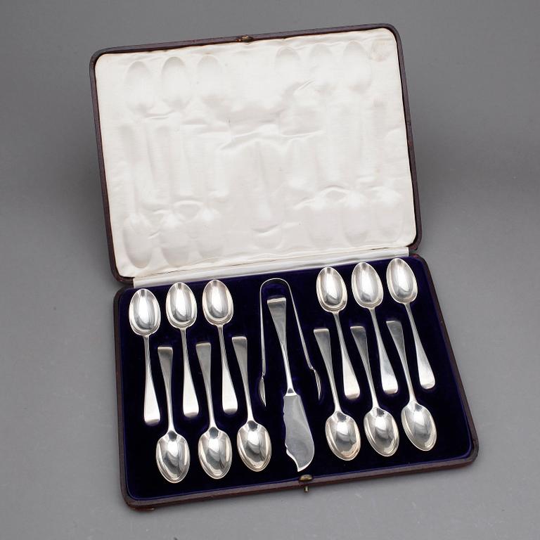 TESKEDAR SAMT SOCKERTÅNG OCH KNIV I SCHATULL, silver, London 1902-03. Tot ca 393 gram.