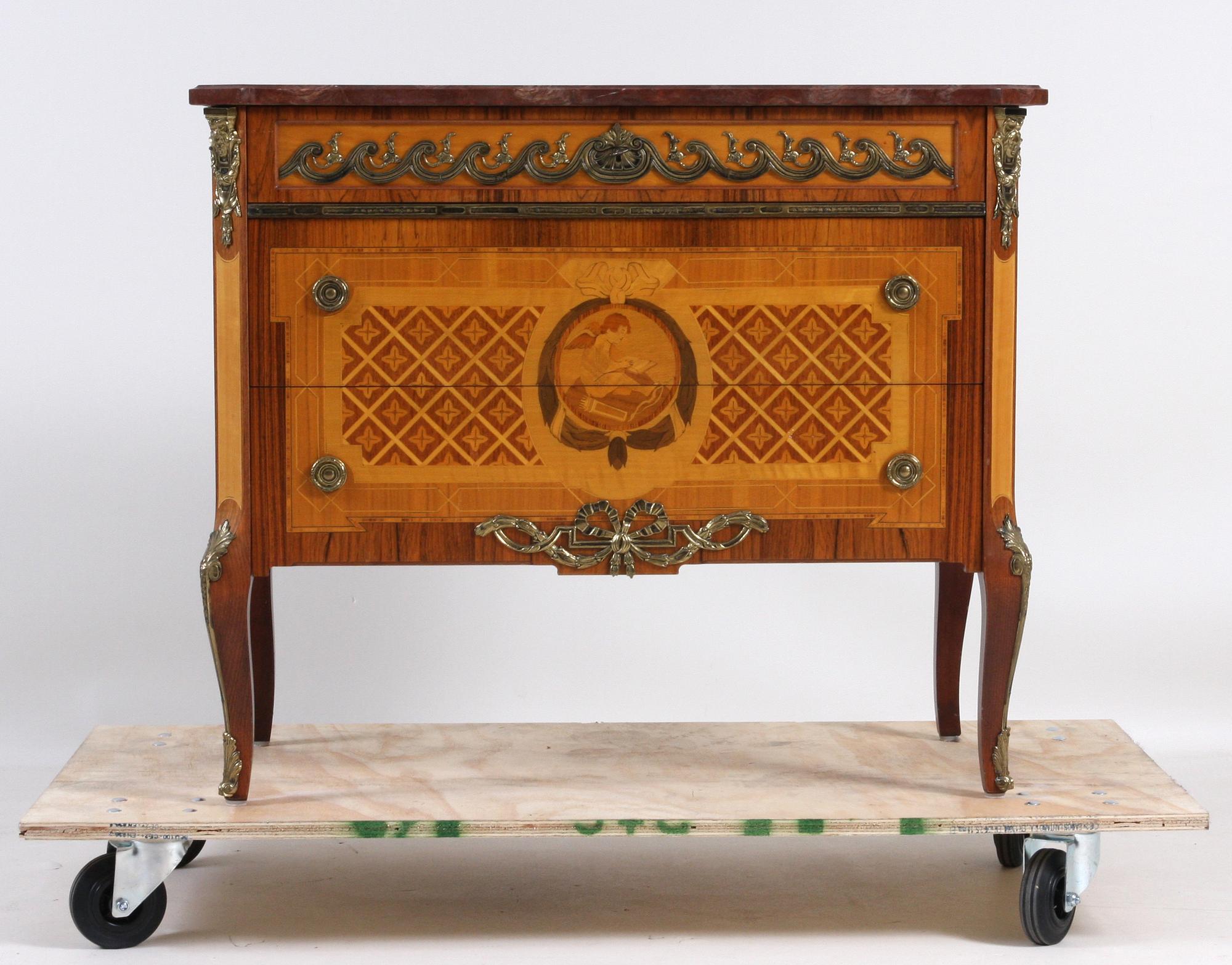 BYRÅ, gustaviansk stil.