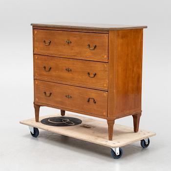 A mahogany veneered chest of drawers, first half of the 19th Century.