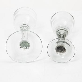 Starkvinsglas, 2 st, snarlika, 1700-tal.