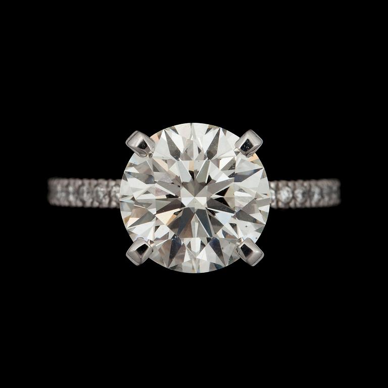 RING med en briljantslipad diamant, 4.10 ct H/VS2.