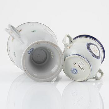 Skål på fot samt skål, Kina, Qingdynasti, omkring år 1800.