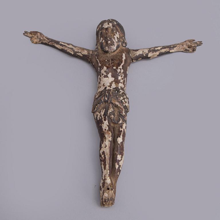 A 17TH CENTURY WOODEN CRUCIFIX.