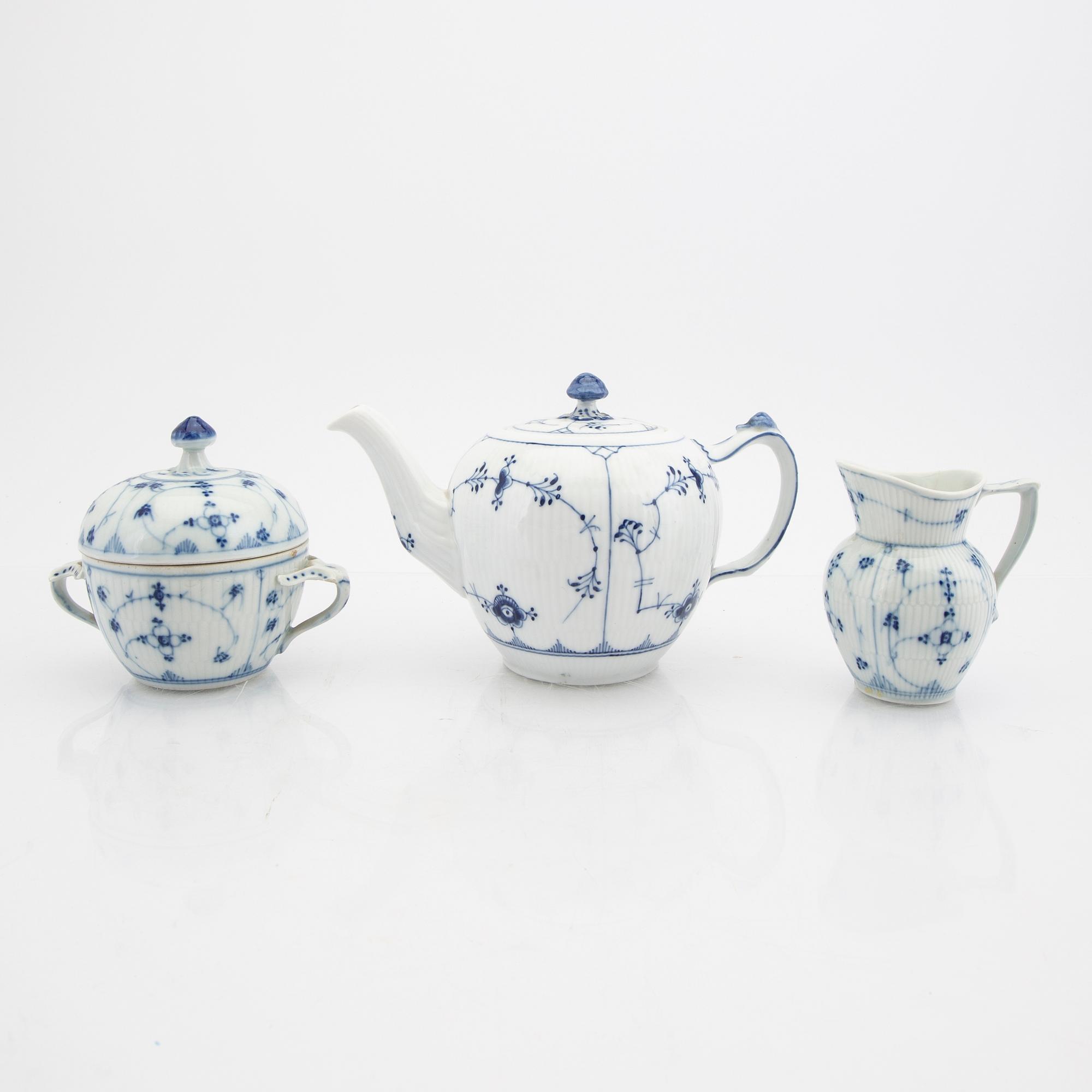Service 52 dlr "Musselmalet" riflet, half and full lace Royal Copenhagen Denmark porcelain.