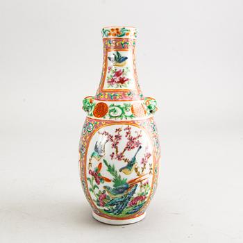 A Chinese vase, late Qing dynasty, circa 1900.