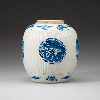 A blue and white jar, Qing dynasty, Kangxi (1662-1722).