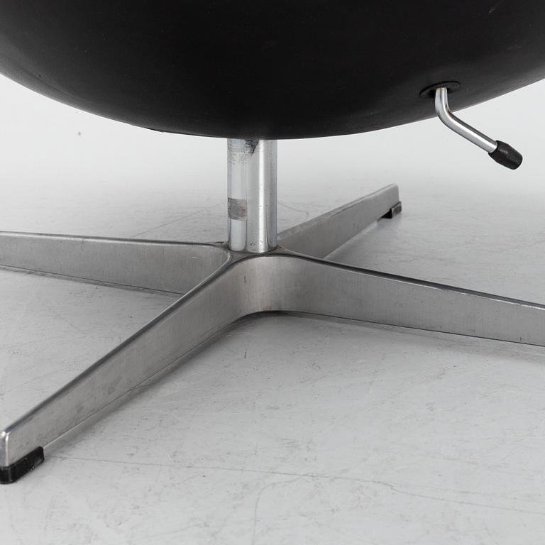A leather upholsterd 'Egg chair' by Arne Jacobsen.