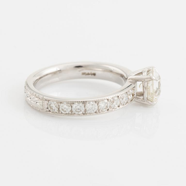 Ring med gammalslipad diamant.