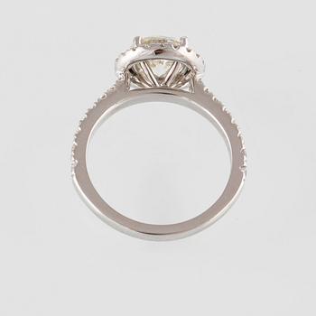 RING, 18K vitguld med en briljantslipad diamant 1.44 ct samt små briljantslipade diamanter 0.50 ct. Vikt 4,6 gram.