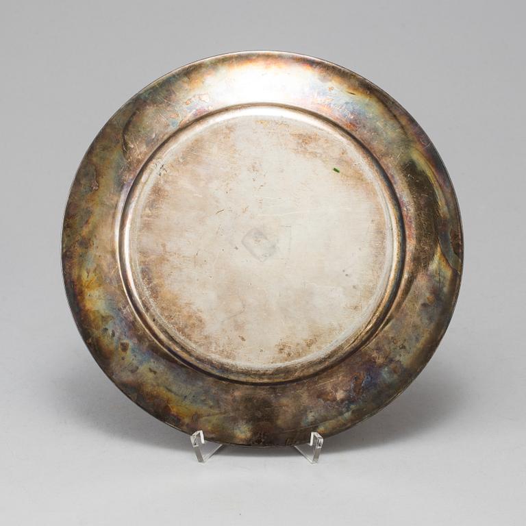 Two silver serving dishes, one marked GAB, Stockholm, Sweden 1944. Total weight 1620 g.