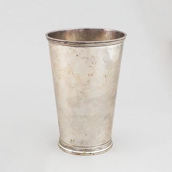 A silver beaker by C.F. Carlman, an inscription underneath, dated 1939.