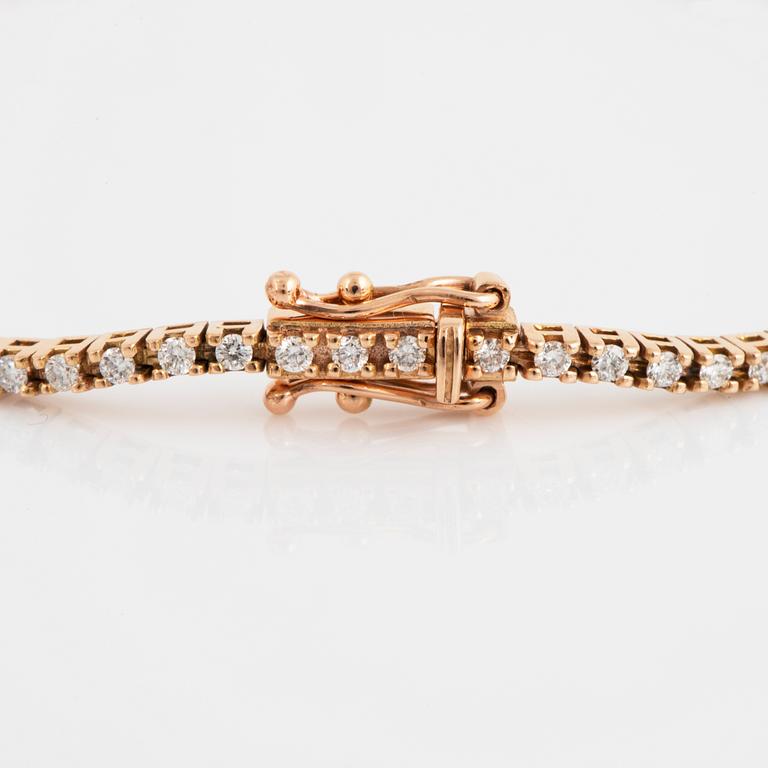 A TENNIS BRACELET in 18K gold set with round brilliant-cut diamonds.
