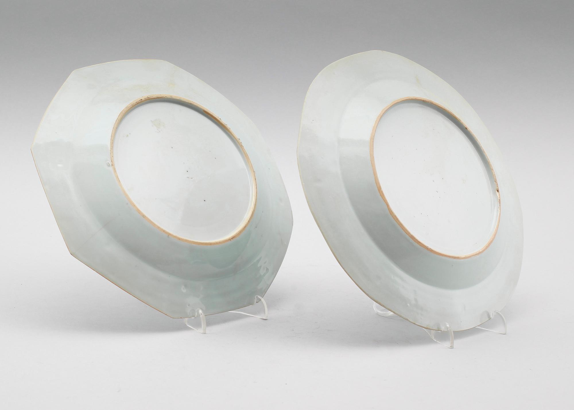 TALLRIKAR, 2 st olika, porslin, Qianlong 1736-1795.