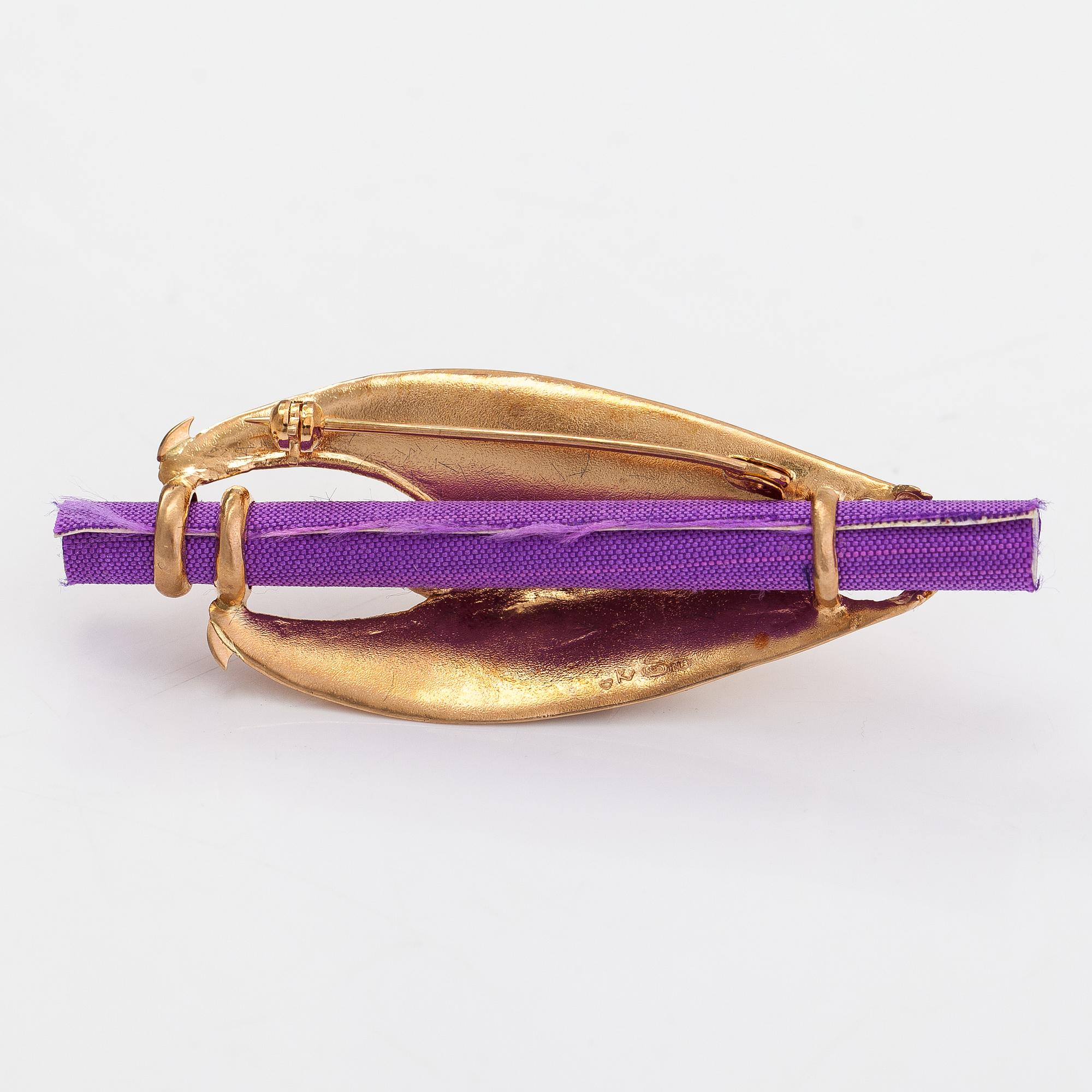 Kimmo Virkkunen, A 14K gold and textile brooch. Helsinki 1990.