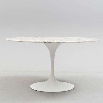 A "Tulip" table by Eero Saarinen, Knoll International.