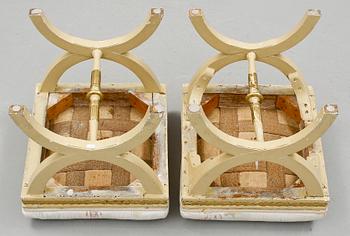 TABURETTER, ett par, sengustavianska, omkring år 1800.