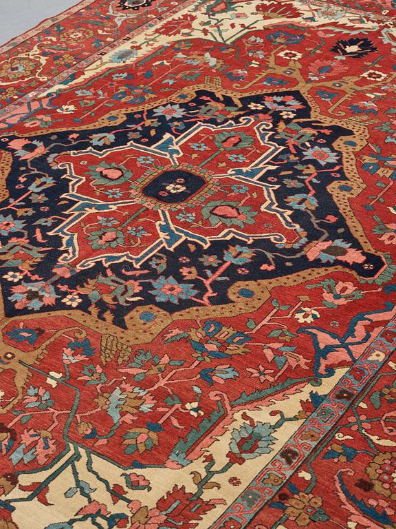 A CARPET, an antique Heriz, a so called Serapi, ca 371 x 282,5 cm.