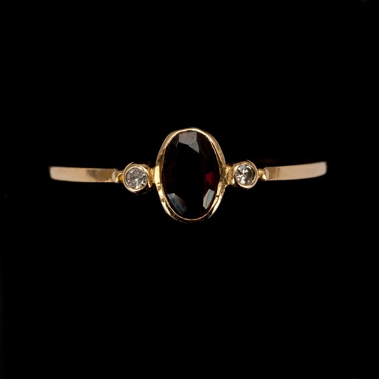 RING, guld 14K, granat, 2 st, 8/8-kantslipade diamanter. Vikt 1,2 g.