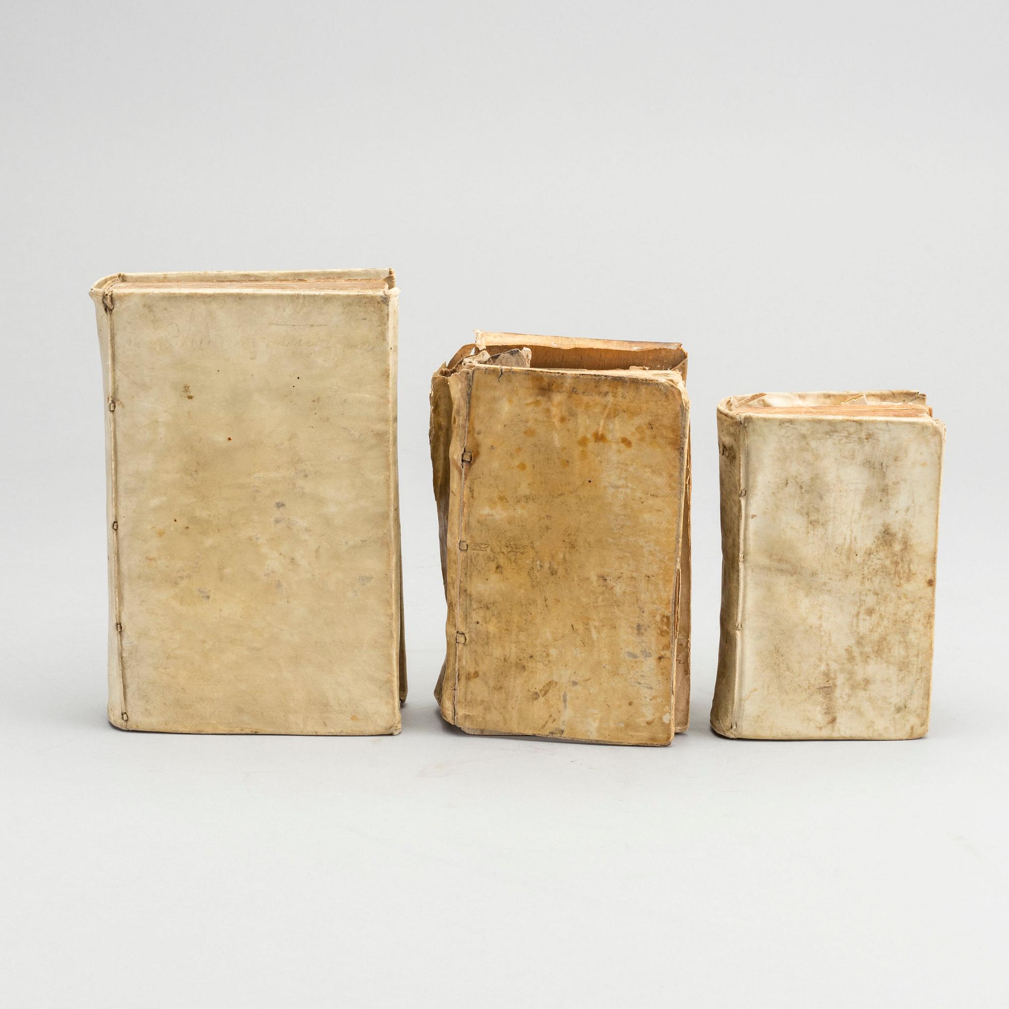 ANTIKA BÖCKER, 3 stycken pergamentband, Elzevir / Elsevier m fl, 1600- och 1700-tal.