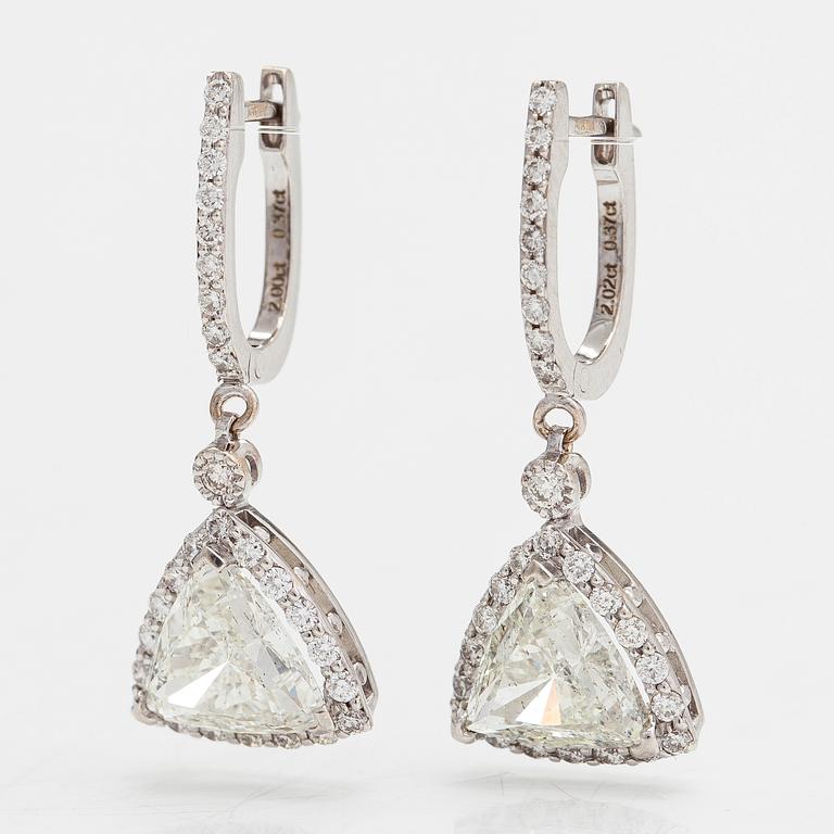 A pair of 18K white gold earrings with diamonds ca. 4.76 ct in total.