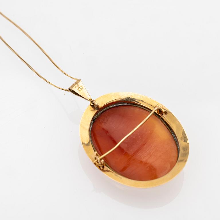 Necklace/brooch in 18K gold with a carved shell cameo.